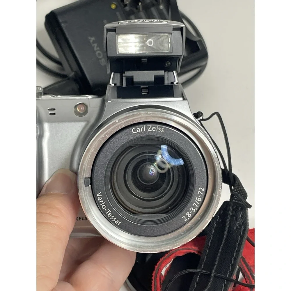 Sony Cyber-Shot DSC-H2 6 MP Digital Camera W/ Charger Case Silver Tested Read.